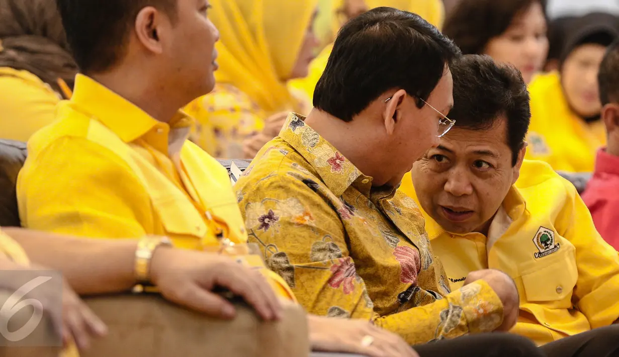 Ketua Umum Partai Golkar Setya Novanto (kanan) berbincang dengan Gubernur DKI Jakarta Basuki Tjahaja Purnama saat Musda DPD Partai Golkar DKI Jakarta di Jakarta, (19/6).  (Liputan6.com/Faizal Fanani)