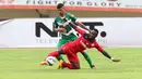 Pemain Mitra Kukar, Arthur Cuna (kiri), berebut bola dengan pemain Semen Padang, James Koko Lomel, pada lanjutan Grup D Piala Jenderal Sudirman 2015 di Stadion Manahan, Solo, Selasa (15/12/2015). (Bola.com/Nicklas Hanoatubun)