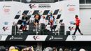 Presiden Joko Widodo membawa penghargaan untuk CEO Dorna Sports Carmelo Ezpeleta usai laga MotoGP Indonesia 2022 di Sirkuit Mandalika, Lombok, Nusa Tenggara Barat, Minggu (20/3/2022). (Foto: Laily Rachev-Biro Pers Sekretariat Presiden)
