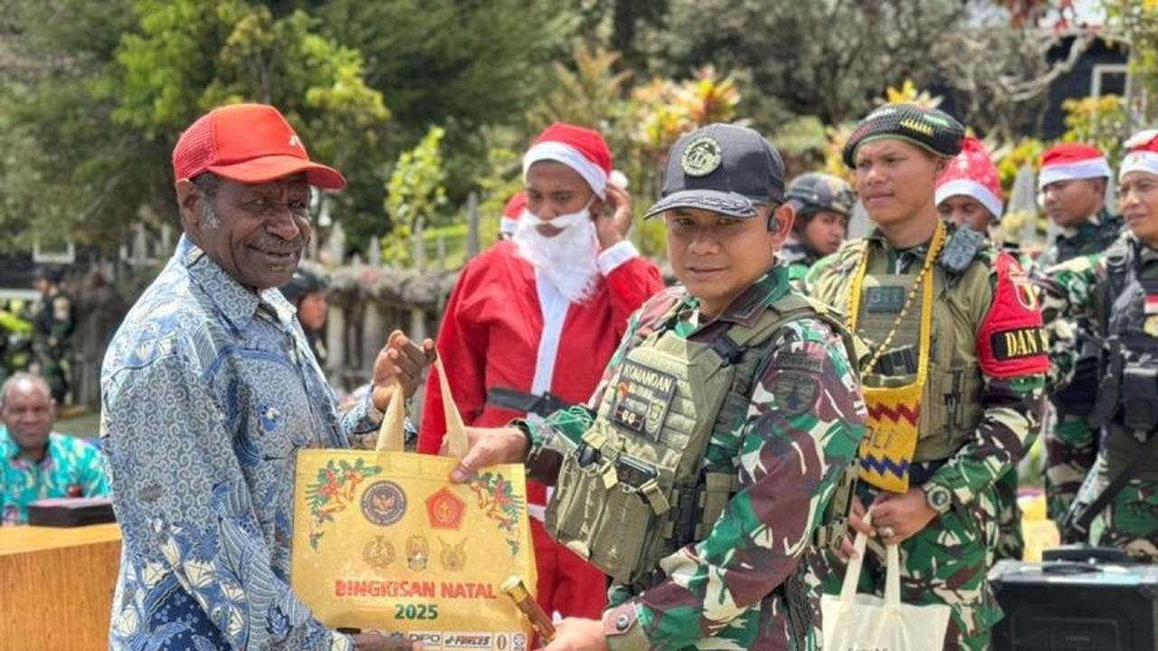 Satgas Yonif 511/DY Bagikan Bapok Natal di Pedalaman Papua, Wujudkan Kebersamaan