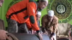 Ada sebuah Al-Quran langka berukuran raksasa yang masih tersimpan rapih di Pondok Pesantren Ta'mirul Islam Solo, Jawa Tengah.