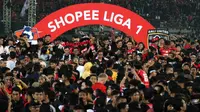 Para pemain dan suporter Bali United merayakan gelar juara Liga 1 2019 di Stadion Kapten I Wayan Dipta, Bali, Minggu (22/12). Bali berada di peringkat satu dengan meraih 64 poin. (Bola.com/Aditya Wany)