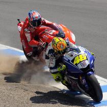 Valentino Rossi dan Casey Stoner terlibat pertarungan sengit di MotoGP Laguna Seca, Amerika Serikat, pada 2008. (Red Bull)