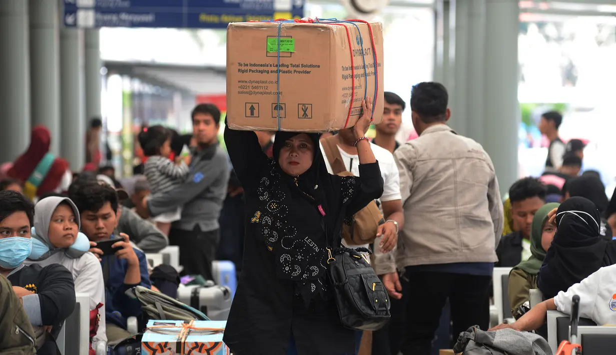 Calon penumpang membawa barang bawaan di Stasiun Pasar Senen, Jakarta, Rabu (29/5/2019). H-7 Lebaran, Stasiun Pasar Senen mulai dipadati penumpang yang ingin mudik ke kampung halaman masing-masing. (merdeka.com/Imam Buhori)
