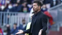 Pelatih Atletico Madrid Diego Simeone memberi isyarat selama pertandingan melawan Barcelona pada laga Liga Spanyol di Camp Nou, Minggu, 6 Februari 2022. (AP Photo/Joan Monfort)