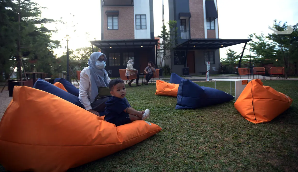 Pengunjung duduk untuk menonton pertandingan Piala Dunia 2022 di pelataran Synthesis Huis, Jakarta, Selasa (22/11/2022). Synthesis Huis menjadi destinasi wisata kuliner sambil nonton bareng Piala Dunia 2022. (merdeka.com/Imam Buhori)