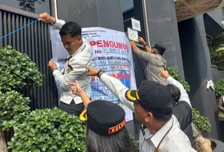 Satuan Polisi Pamong Praja Provinsi DKI Jakarta menutup serta menghentikan aktivitas usaha White Rabbit. (Foto: Dokumentasi Satpol PP DKI Jakarta).