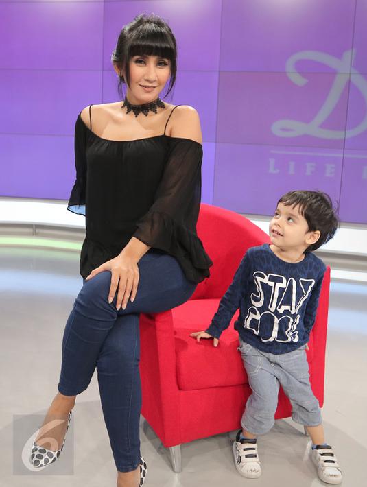 Ibu dan anak ini kompak bergaya di depan kamera saat acara Dear Haters di SCTV Tower, Jakarta, Kamis (31/3/2016). Nathan adalah anak hasil dari pernikahan Cut Memey dengan Paul Rowler, bule asal Kanada. (Liputan6.com/Angga Yuniar)