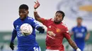 Striker Leicester City, Kelechi Iheanacho (kiri) berebut bola dengan gelandang Manchester United, Fred dalam laga perempatfinal Piala FA 2020/2021 di King Power Stadium, Minggu (21/3/2021). Leicester menang 3-1 atas Manchester United. (AFP/Oli Scarff/Pool)