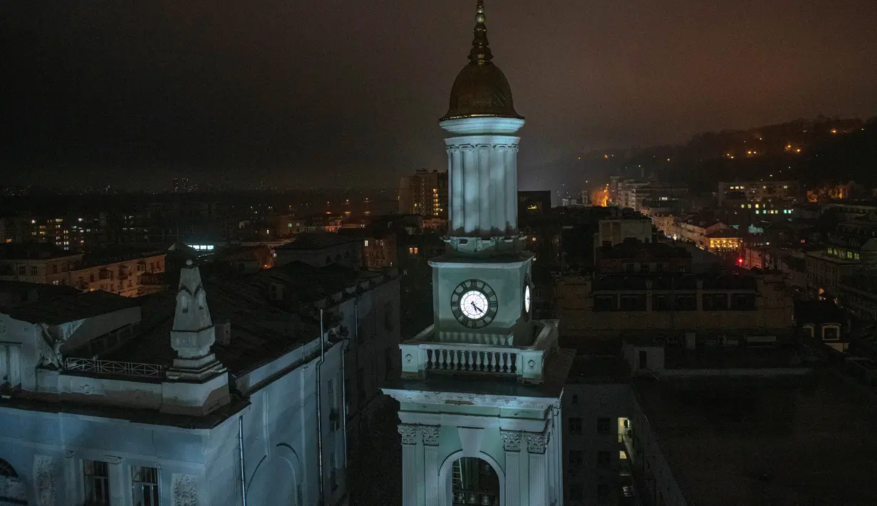 <p>Sebuah menara Bank Nasional Ukraina terlihat saat pemadaman listrik di Kiev, Ukraina, 6 November 2022. Pada beberapa pekan terakhir, jutaan warga Ukraina mengalami pemadaman listrik dan air karena serangan udara Rusia yang menargetkan infrastruktur vital. (AP Photo/Andrew Kravchenko)</p>