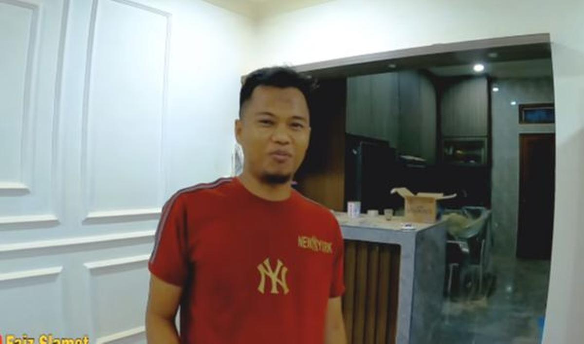 Sehingga, tempat tinggalnya tersebut juga memiliki tempat usaha yang bakal dirintis keluarga jika dirinya kembali ke Tanah Suci di masa mendatang.