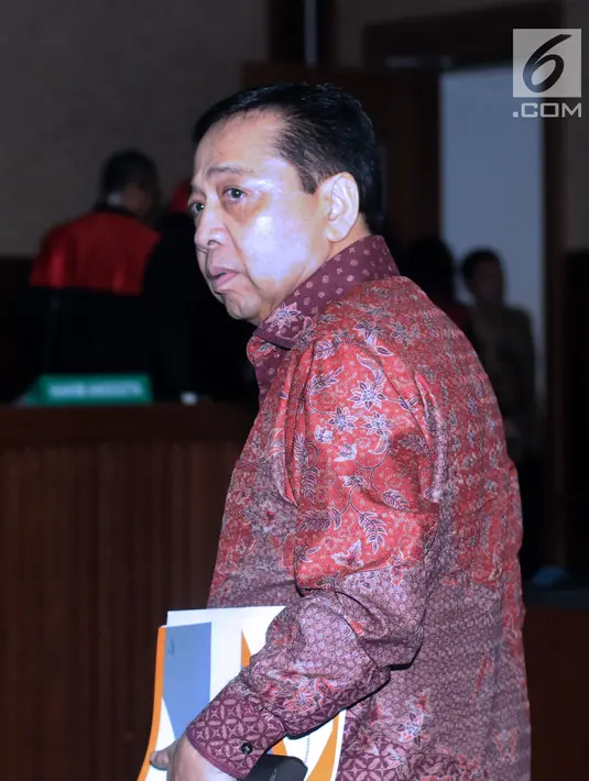 Terdakwa korupsi proyek e-KTP, Setya Novanto disela-sela sidang pembacaan nota pembelaan di Pengadilan Tipikor, Jakarta, Jumat (13/4). Sebelumnya, Setya Novanto dituntut 16 tahun penjara dan denda satu milyar rupiah. (Liputan6.com/Helmi Fithriansyah)