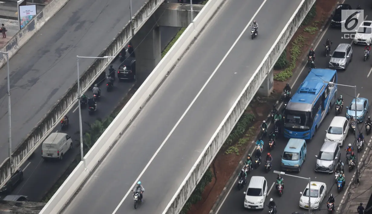 Kendaraan bermotor melintas di kawasan Jalan Layang Non Tol (JLNT) Tanah Abang - Kampung Melayu, Jakarta, Rabu (6/3). Mereka nekat menerobos JLNT untuk menghindari kemacetan. (Liputan6.com/Fery Pradolo)