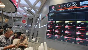Pada pembukaan pasar usai libur Lebaran 2025, pada Selasa (8/4/2025), saham-saham Indonesia merosot lebih dari sembilan persen ke level 5.912. (BAY ISMOYO/AFP)