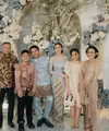 Meski tak mengenakan tampilan senada dengan sang ibunda, namin tampil Amora tetep mencuri spotlight. Memasuki usia remaja, tampilannya pun semakin memesona. [@aaliyah.massaid]