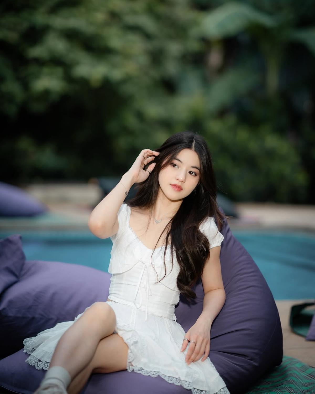 Potret Vonny Felicia YouTuber Cantik dengan Outfit Putih yang Bikin Makin Bening dan Klepek-Klepek