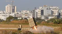 Sebuah rudal meluncur dari sistem pertahanan iron dome saat menghalau roket dari Jalur Gaza di Kota Ashdod, Israel, Selasa (12/11/2019). Tewasnya komandan Jihad Islam Baha Abu Al-Ata memicu serangan balasan dari militan Palestina di Gaza. (Jack Guez/AFP)