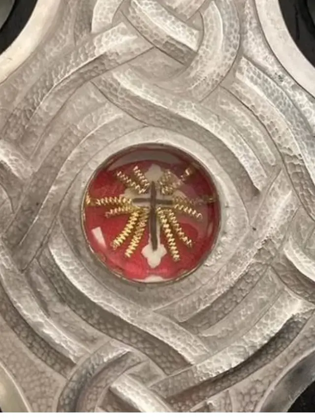 Serpihan kayu asli penyaliban Yesus Kristus