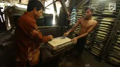 Pekerja tengah membuat oncom di salah satu rumah industri di Jakarta, Rabu (6/12). Sebesar Rp 60 triliun atau 50 persen dari Kredit Usaha Rakyat (KUR) akan disalurkan pada tahun depan dan dialokasikan ke sektor produktif. (Liputan6.com/Angga Yuniar)