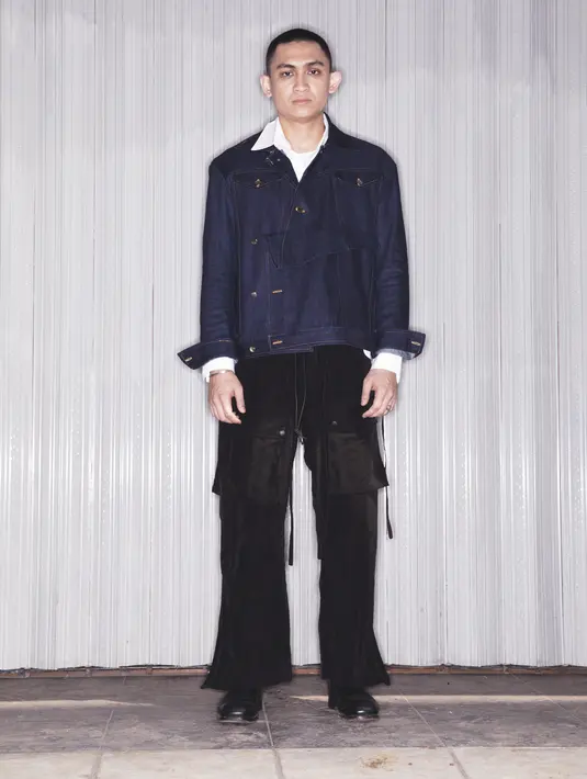 <p>Kini, Sonderlab memasuki era baru. Ditandai dengan peluncuran lini produk fashion sendiri yang menghubungkan emosi manusia dengan kreasi digital. Untuk mencerminkan visi baru ini, Sonderlab menggandeng Creative Director ternama Sean Sheila. Bersamaan dengan ini pula, Sonderlab memperkenalkan logo mereka yang baru. [ foto dok Sonderlab ]</p>