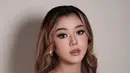 Begini detail makeup Gabriella Ekaputri. Wajah cantiknya dipoles oleh MUA Michelle Fandora. Bagian matanya on point dan pakai lipstik warna cokelat, makeup artis kelahiran 16 Juni 2001 ini sangat sangat cocok dengan busana warna cokelat yang dikenakannya. Gaby juga terlihat mengenakan aksesori anting yang tentunya mendukung penampilannya jadi makin menarik. (Liputan6.com/IG/@fandoramakeup)