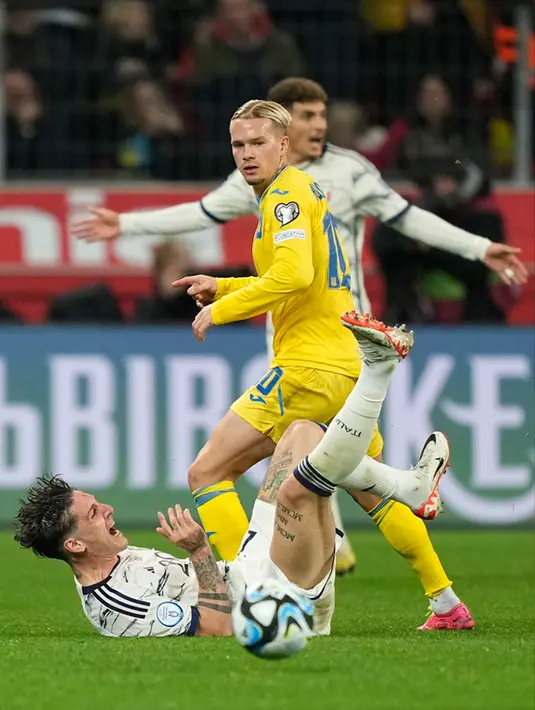 <p>Sementara Italia mengandalkan trio Federico Chiesa, Giacomo Raspadori, dan Nicolo Zaniolo untuk membuat peluang. Sederet kans didapat para pemain Gli Azzurri, namun finishing yang buruk membuat Italia tak bisa mencetak gol. (AP Photo/Martin Meissner)</p>