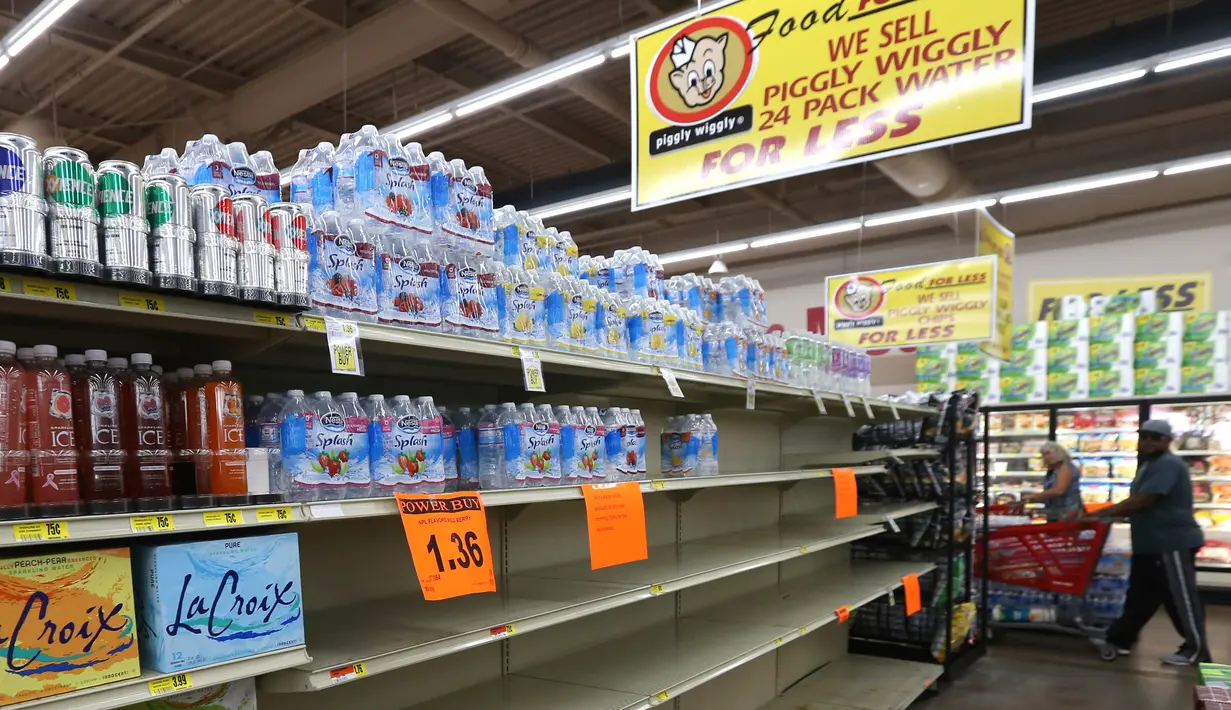 Sebuah rak yang biasanya terisi air mineral terlihat kosong di sebuah toko Piggly Wiggly di Panama City, Florida, Selasa (5/9). Florida mengumumkan keadaan darurat di negara bagian jelang diterjang badai Irma. (Patti Blake/News Herald via AP)