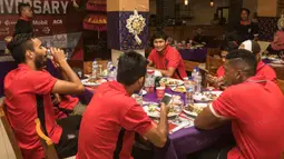 Para pemain Bali United makan malam bersama merayakan hari jadi klub yang kedua. (Bola.com/Vitalis Yogi Trisna)