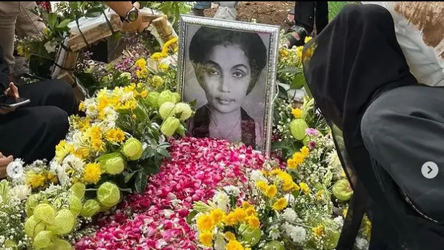 Pemakaman ibunda Mayangsari