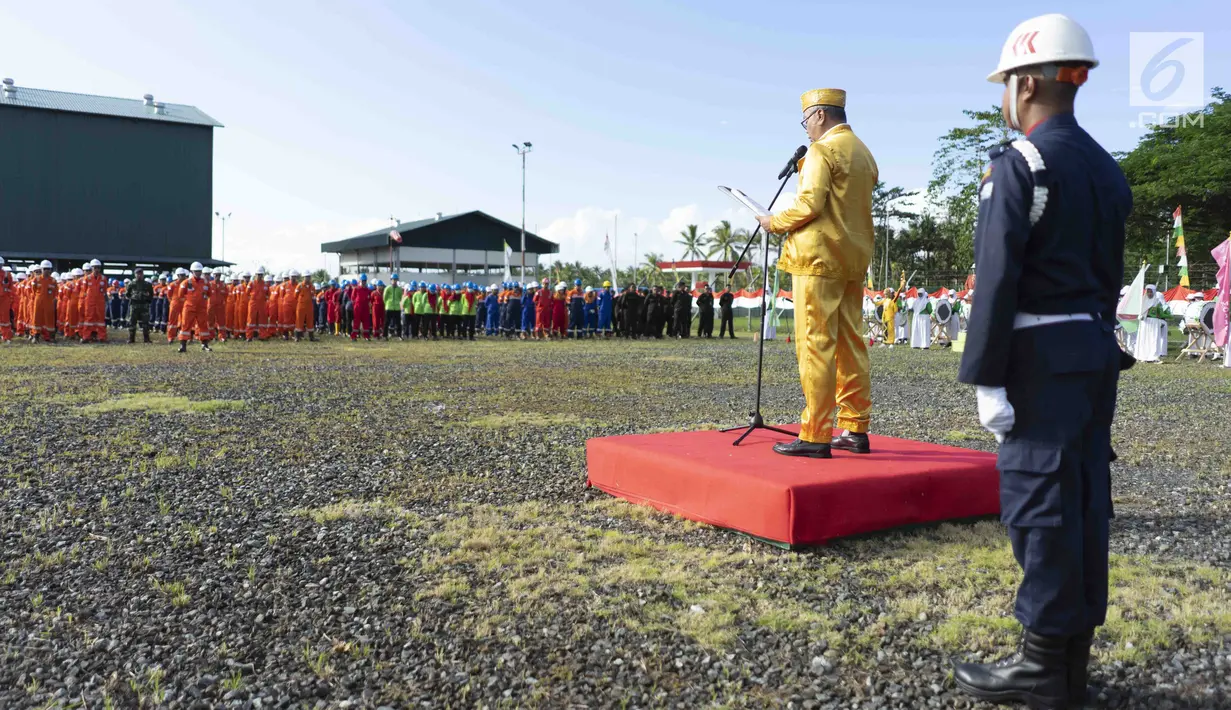 Kepala Divisi Formalitas SKK Migas, Didik Sasono Setyadi, menjadi inspektur upacara dalam perayaan HUT ke-74 RI di kilang JOB Pertamina-Medco EP Tomori Sulawesi, Sabtu (17/8/2019). (Liputan6.com/Immanuel Antonius)