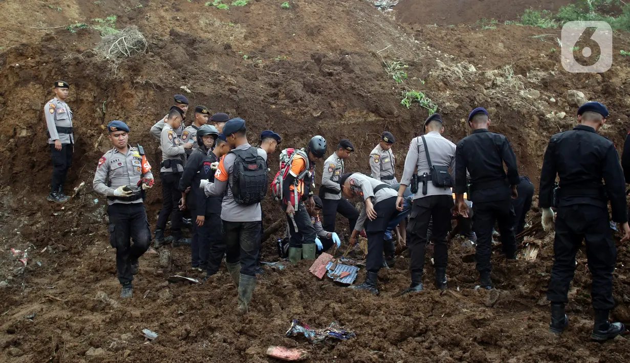 Tim SAR gabungan melakukan pencarian korban gempa Cianjur di jalur kawasan Cugenang yang longsor, Kabupaten Cianjur, Jawa Barat, Selasa (22/11/2022). Kawasan Cugenang merupakan daerah paling parah terdampak atas gempa yang mengguncang Cianjur dan sekitarnya. (Liputan6.com/Helmi Fithriansyah)