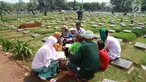 Warga berdoa saat berziarah di TPU Karet Pasar Baru Barat, Jakarta, Sabtu (16/6). Ziarah kubur atau "nyekar" pada hari raya lebaran merupakan salah satu tradisi umat muslim untuk mendoakan sanak keluarga yang meninggal dunia. (Liputan6.com/Arya Manggala)