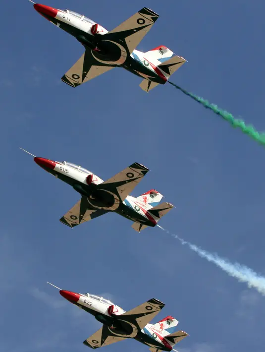 Sejumlah pesawat jet milik Pakistan unjuk kemampuan di pameran dirgantara yang diselenggarakan oleh Angkatan Udara Pakistan di kota pelabuhan Karachi, Pakistan selatan, pada 27 Februari 2020. (Xinhua/Str)
