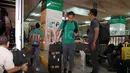 Kiper Timnas Indonesia, Andritany saat tiba di Ninoy Aquino International Airport (NAIA), Manila, Filipina, (17/11/2016). (Bola.com/Nicklas Hanoatubun)