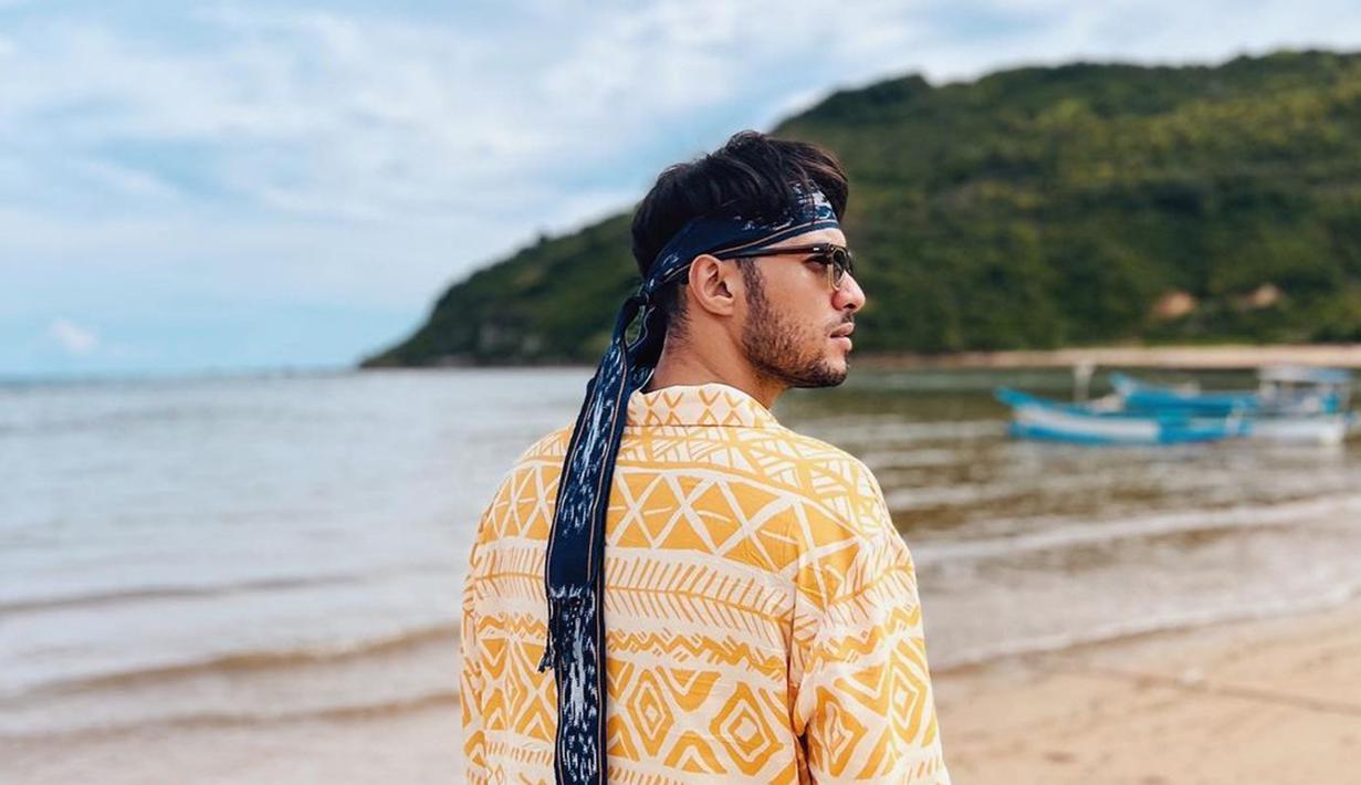 Diluar aktivitas syutingnya, aktor kelahiran Oktober 1993 ini punya selera fashion yang simpel dan casual. Salah satu akesoris yang sering ia pakai yakni kacamata hitam. (Liputan6.com/IG/@refalhady)