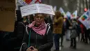 Seorang demonstran ikut serta dalam aksi unjuk rasa setelah seruan pemogokan dan protes oleh serikat guru terkait gaji dan kondisi kerja, di Lyon, Prancis, pada 1 Februari 2024. (JEFF PACHOUD/AFP)