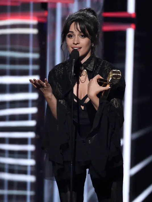 Penyanyi Camila Cabello memberi ucapan terima kasih di atas panggung saat meraih penghargaan Billboard Achievement Award dalam Billboard Music Awards 2018 di Las Vegas (20/5). (Photo by Chris Pizzello/Invision/AP)
