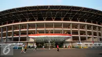 Area ring road Stadion Gelora Bung Karno Jakarta masih menjadi tempat favorit warga untuk menghabiskan waktu luang dengan berolahraga, Kamis (6/8/2015). Tampak, sejumlah warga beraktivitas di Stadion GBK Jakarta. (Liputan6.com/Helmi Fithriansyah)