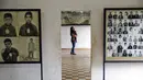Seorang pengunjung melihat foto-foto korban rezim Khmer Merah di bekas penjara Tuol Sleng yang kini menjadi Museum Genosida di Phnom Penh, (5/8/2014). (REUTERS/Damir Sagolj)