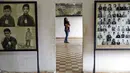 Seorang pengunjung melihat foto-foto korban rezim Khmer Merah di bekas penjara Tuol Sleng yang kini menjadi Museum Genosida di Phnom Penh, (5/8/2014). (REUTERS/Damir Sagolj)