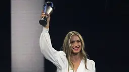 Bintang Timnas Spanyol dan Barcelona, Alexia Putellas menerima penghargaan Pemain Wanita FIFA Terbaik 2022 pada seremoni The Best FIFA Footbal Awards 2022 di Paris, Prancis, Senin (27/2/2023). Pada tahun 2022, Alexia Putellas dinilai masih memberikan penampilan terbaik bagi Barcelona Femeni dan timnas wanita Spanyol.  (AP Photo/Michel Euler)