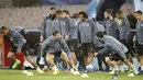 Para pemain Real Madrid berlatih kecepatan saat di guyur hujan jelang melawan SSC Napoli pada leg kedua babak 16 besar Liga Champions di San Paolo stadium, Naples, (6/3/2017). (AFP/Carlo Hermann)