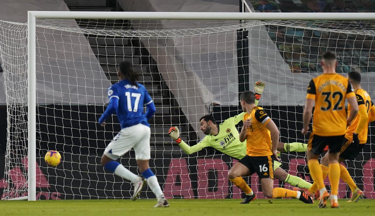 Gelandang Everton, Alex Iwobi (kiri) mencetak gol pertama timnya ke gawang Wolverhampton Wanderers dalam laga lanjutan Liga Inggris 2020/21 di Molineux Stadium, Selasa (12/1/2021). Everton menang 2-1 atas Wolverhampton Wanderers. (AFP/Tim Keeton/Pool)