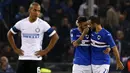 Pemain Sampdoria, Fabio Quagliarella (kanan) dan rekannya Bruno Miguel Fernandes merayakan gol ke gawang Inter Milan pada lanjutan Serie A Italia di Luigi Ferraris Stadium, Genoa (30/10/2016). (AFP/Marco Bertorello)