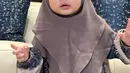 Berbeda dengan sang kakak, Azura justru mengenakan hijab instan dengan warna cokelat polos [@attahalilintar]
