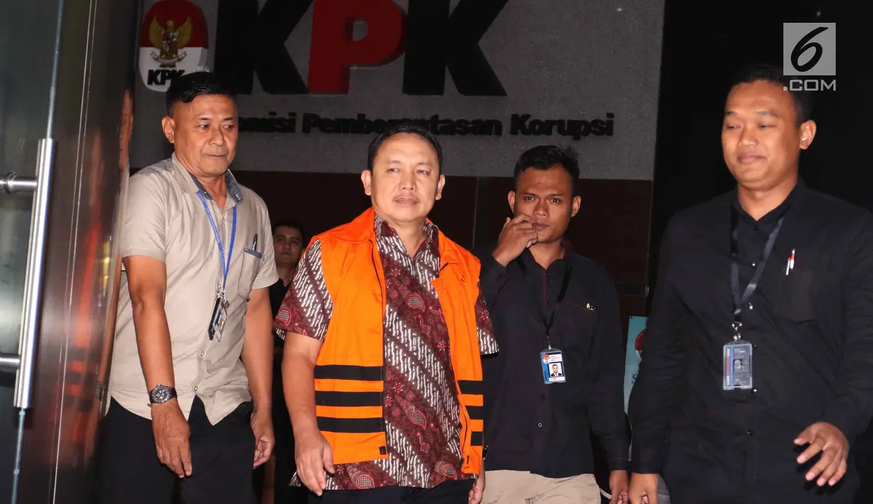 Tersangka Bupati Halmahera Timur nonaktif Rudi Erawan mengenakan rompi oranye usai menjani pemeriksaan di Gedung KPK, Jakarta Selatan, Senin (19/2). Rudi menjalani pemeriksaan perdana pascaditahan KPK. (Liputan6.com/Angga Yuniar)