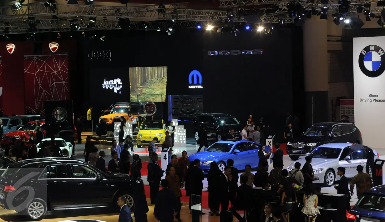Pengunjung memadati stand penjualan mobil di Indonesia Internasional Motor Show 2016 di JIEXPO Kemayoran, Jakarta, Kamis (7/4/2016). IIMS 2016 akan berlangsung hingga Minggu (17/4). (Liputan6.com/Helmi Fithriansyah)