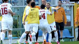 Seluruh penggawa AS Roma merayakan gol yang dicetak Alessandro Florenzi. (AP Photo/Massimo Pinca)