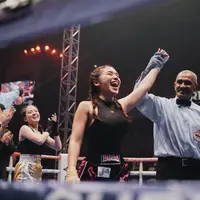 Lula Lahfah menjuarai kompetisi tinju Super Knockout melawan Adhisty Zara. Keduanya tampil dengan outfit bagai profesional. [Foto: Instagram/ Lula Lahfah]
