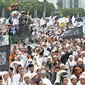 Massa aksi Reuni 212 membanjiri kawasan Monas, Jakarta, Sabtu (2/12). Aksi yang diselenggarakan sebagai bentuk reuni kegiatan 2 Desember 2016 itu diisi dengan pembacaan zikir, salawat serta salat berjamaah. (Liputan6.com/Herman Zakharia)